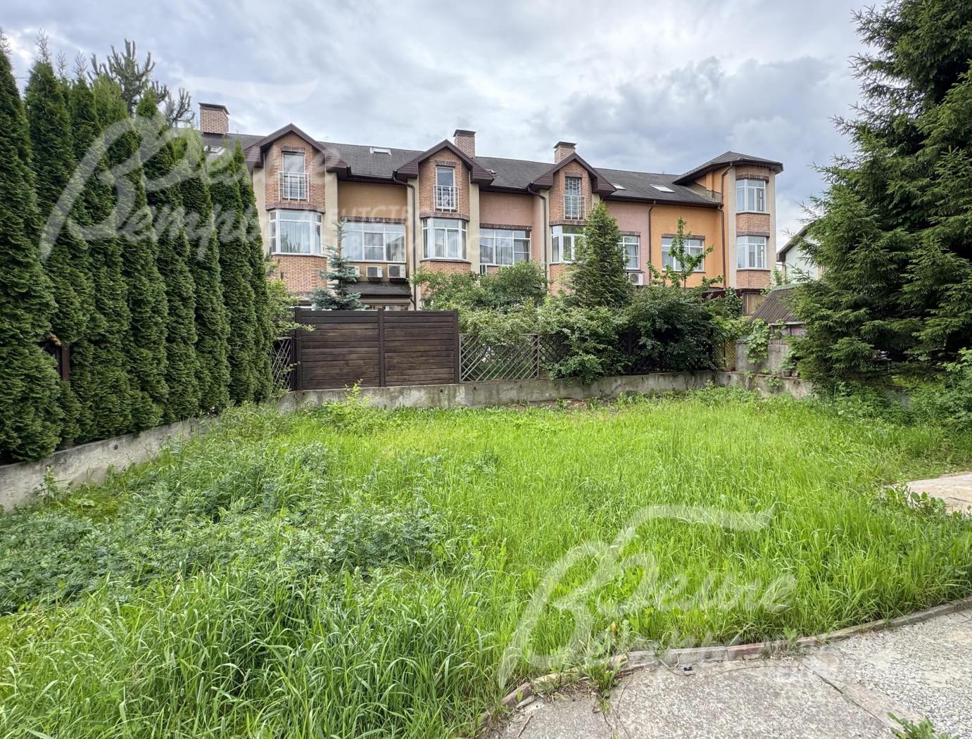 Участок расположен в середине коттеджного посёлка на тихой тупиковой улице