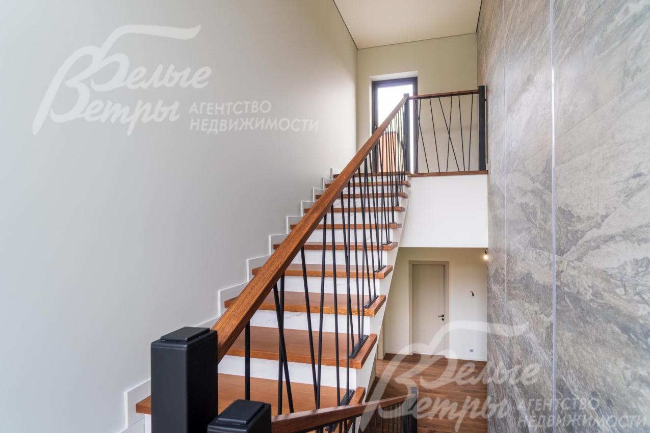 Лестница ж/б монолитная, ступени и поручни облицованы массивом дуба