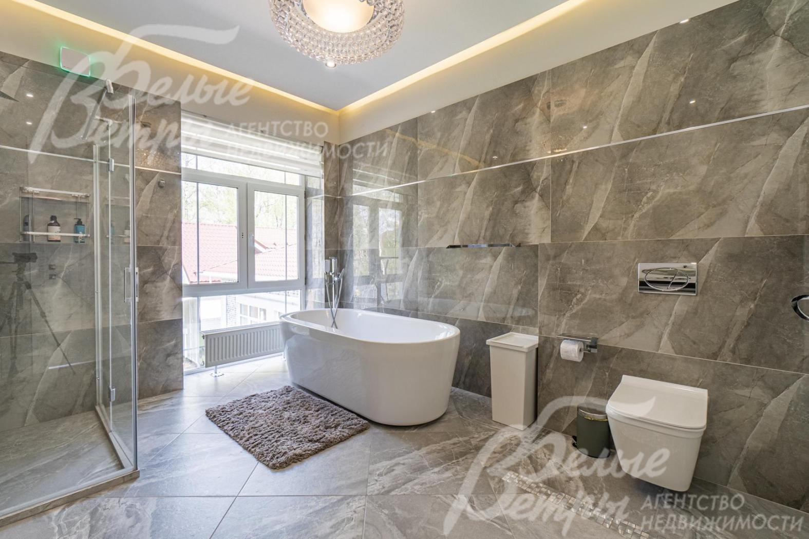 Санузел с ванной и душевой в мастер-спальне