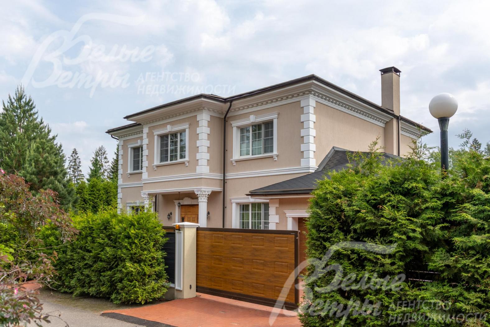 Дом расположен в центре обжитого коттеджного посёлка