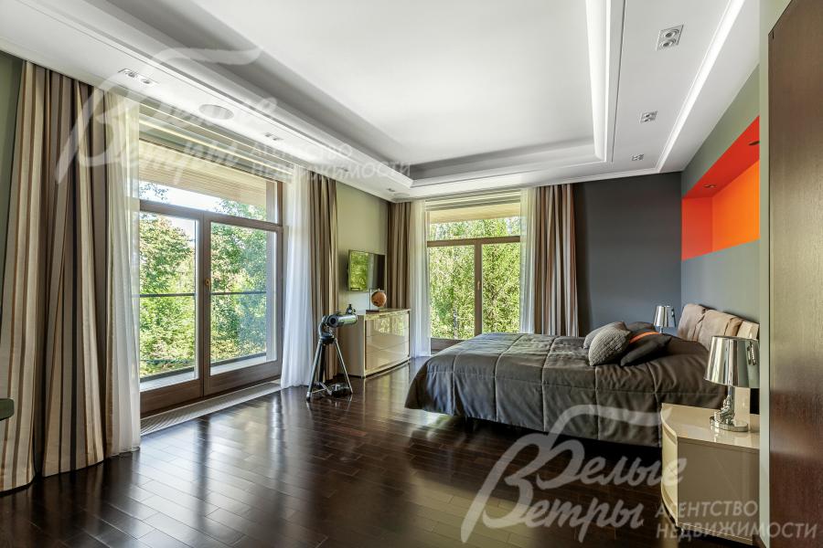 Мастре-спальня на втором этаже