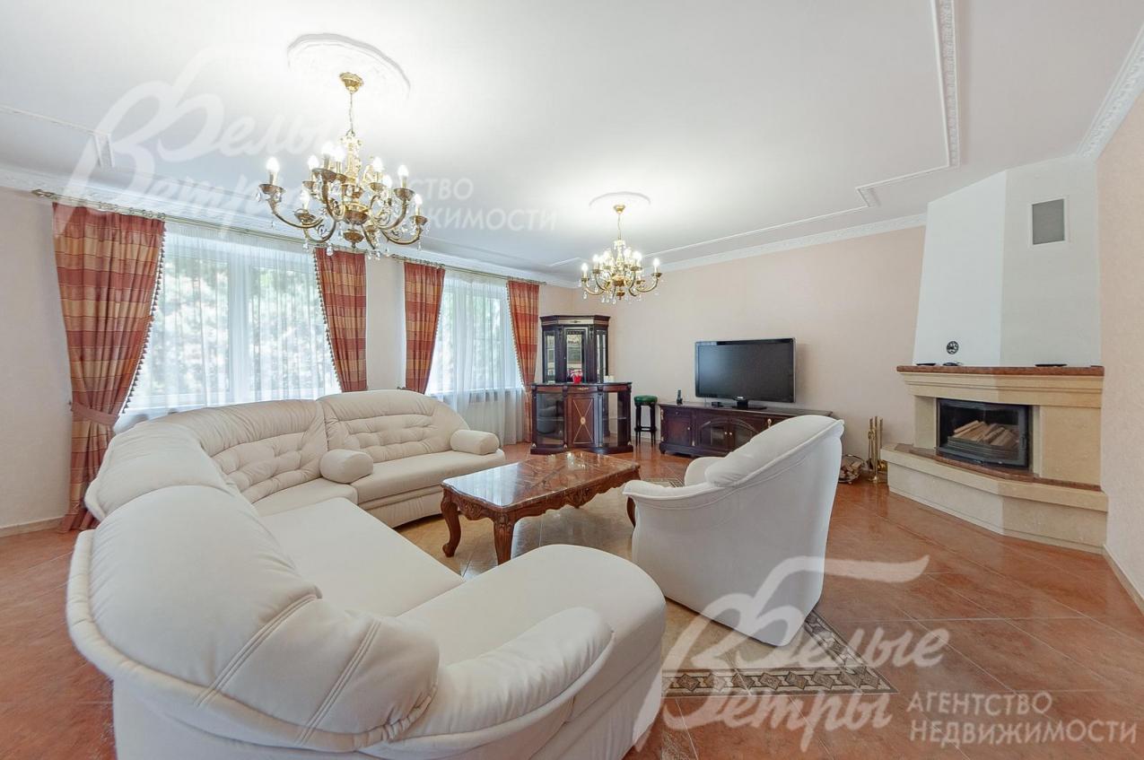 Мягкий гарнитур в гостиной.