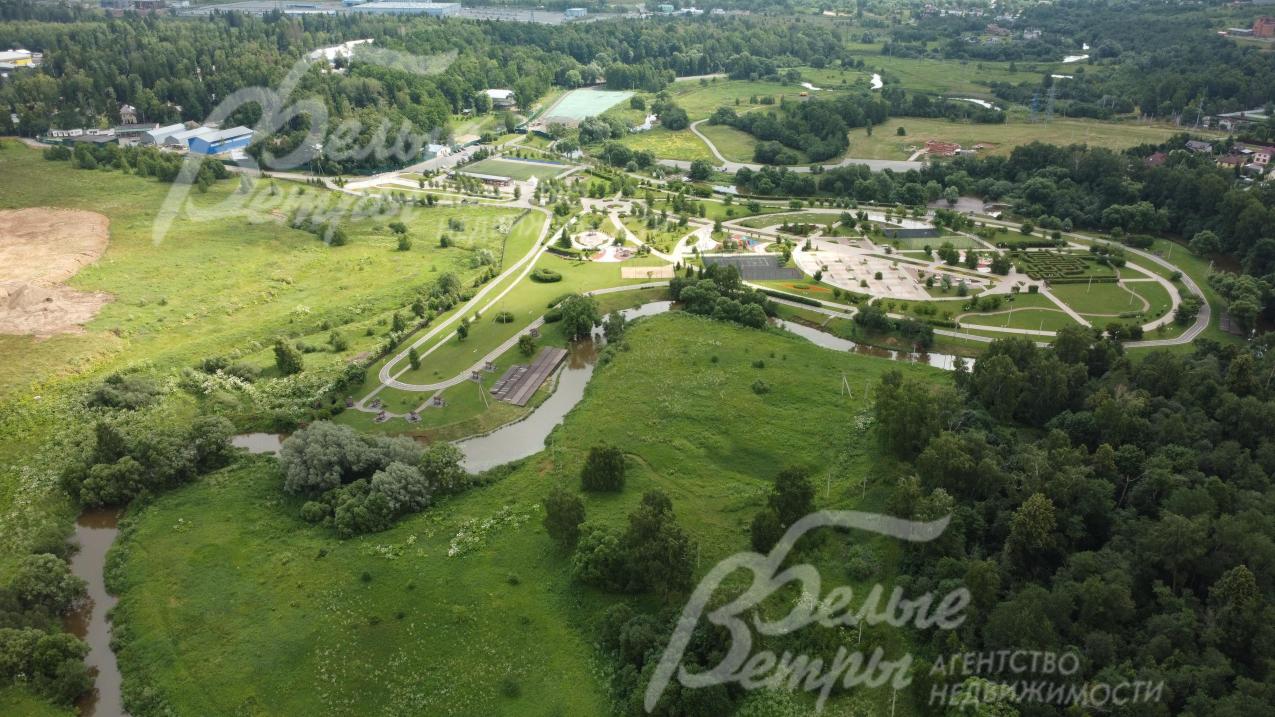 В 200 м парк Красная Пахра