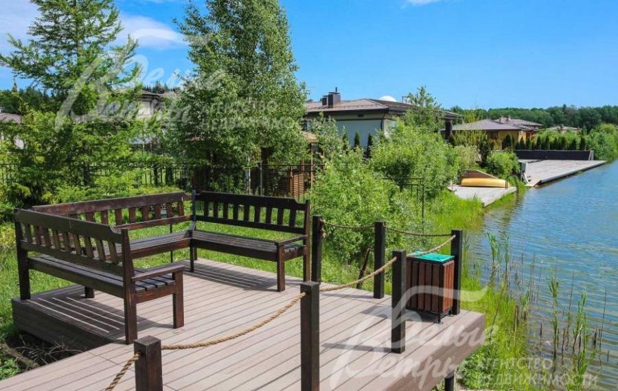 Вокруг озера благоустроены пирсы для отдыха и рыбалки.