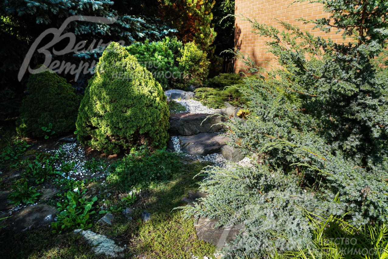 Ландшафтный ансамбль украшен альпийской горкой, также предусмотрена площадка для установки фонтана с подводкой воды и света