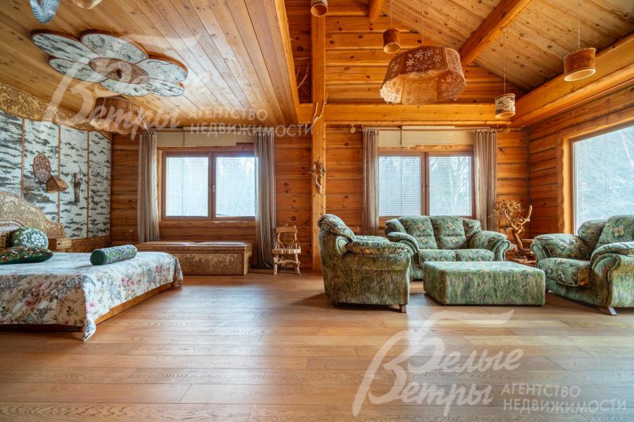 В мастер-спальне - два больших окна и панорамное окно в гостиной зоне