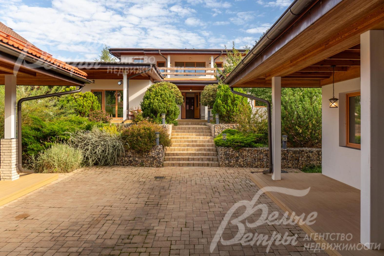 Участок с двухуровневой планировкой, рационально зонирован по террасной системе с учётом рельефа с естественным уклоном территории