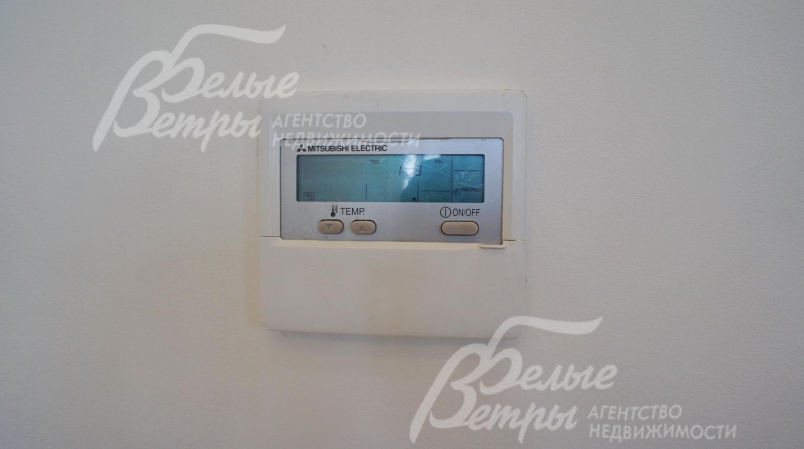 В доме установлена приточно-вытяжная система вентиляции + кондиционеры в жилых зонах + осушитель в зоне СПА.