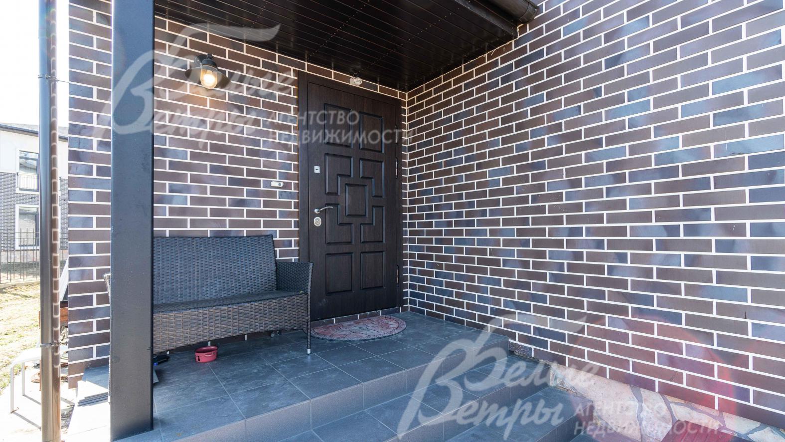 Таунхаус облицован термопанелями с клинкерной плиткой (ABC Klinkergroupp, Германия), цоколь - натуральный рваный камень