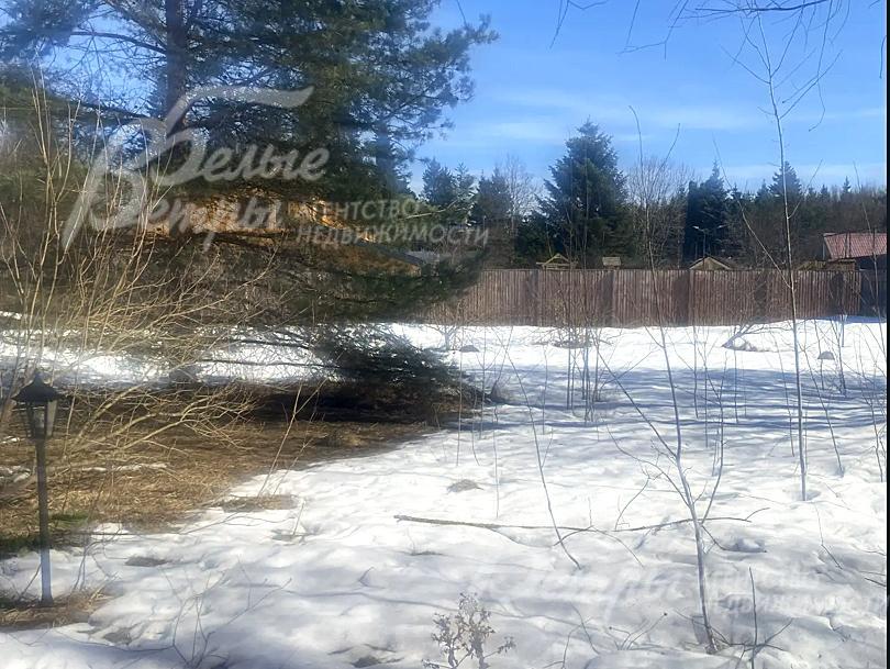 На территории проложена дорожка с декоративным освещением