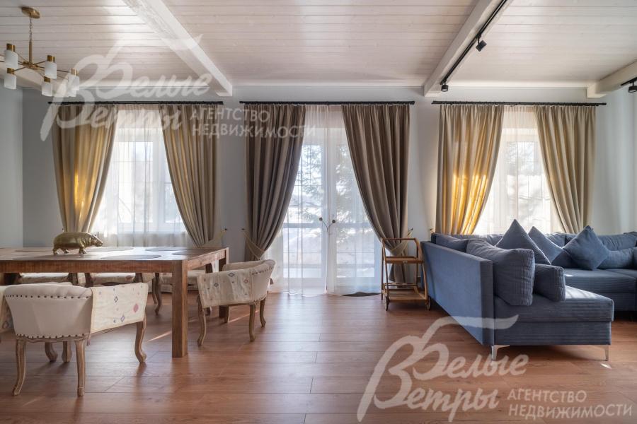 Интерьер домов разработан профессиональным дизайнером, установлена стильная мебель, дополненная декором