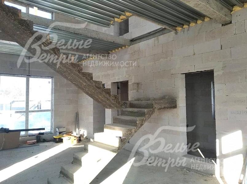 В доме - большие окна на первом и втором этаже, установлены двухкамерные стеклопакеты