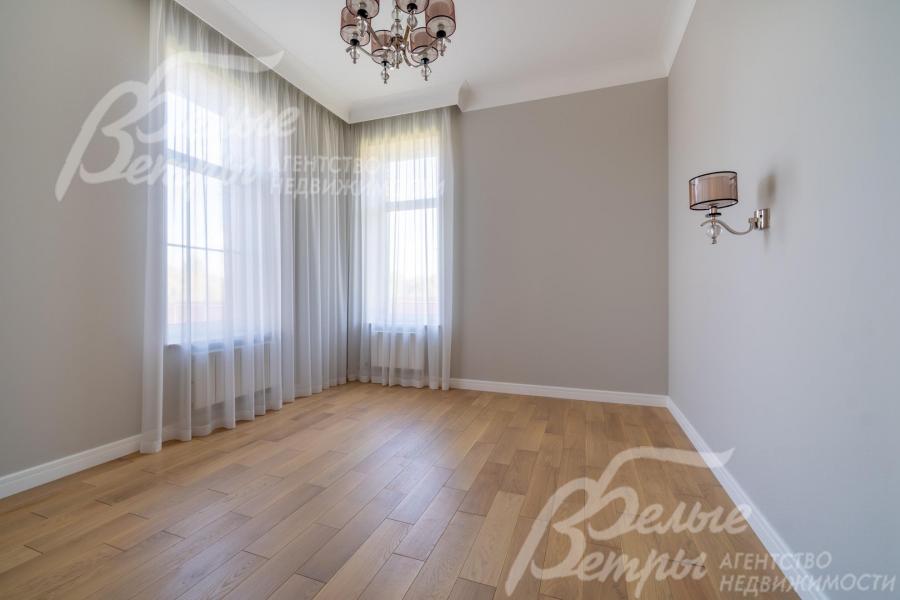 Жилая комната на первом этаже: на стенах - премиальная краска, на полу - инженерная доска Дуб Селект