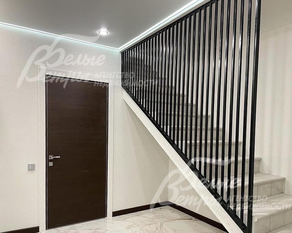 На второй и мансардный этажи ведёт лестница с коваными перилами: на 1-м и 2-м этаже - по 4 студии, на мансардном этаже - 1 студия