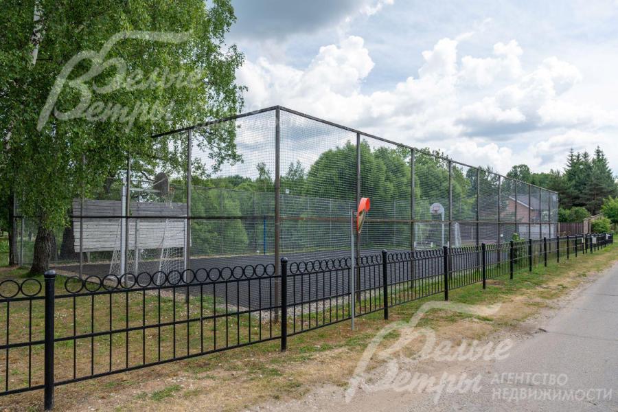 Спортивная площадка на территории поселка.