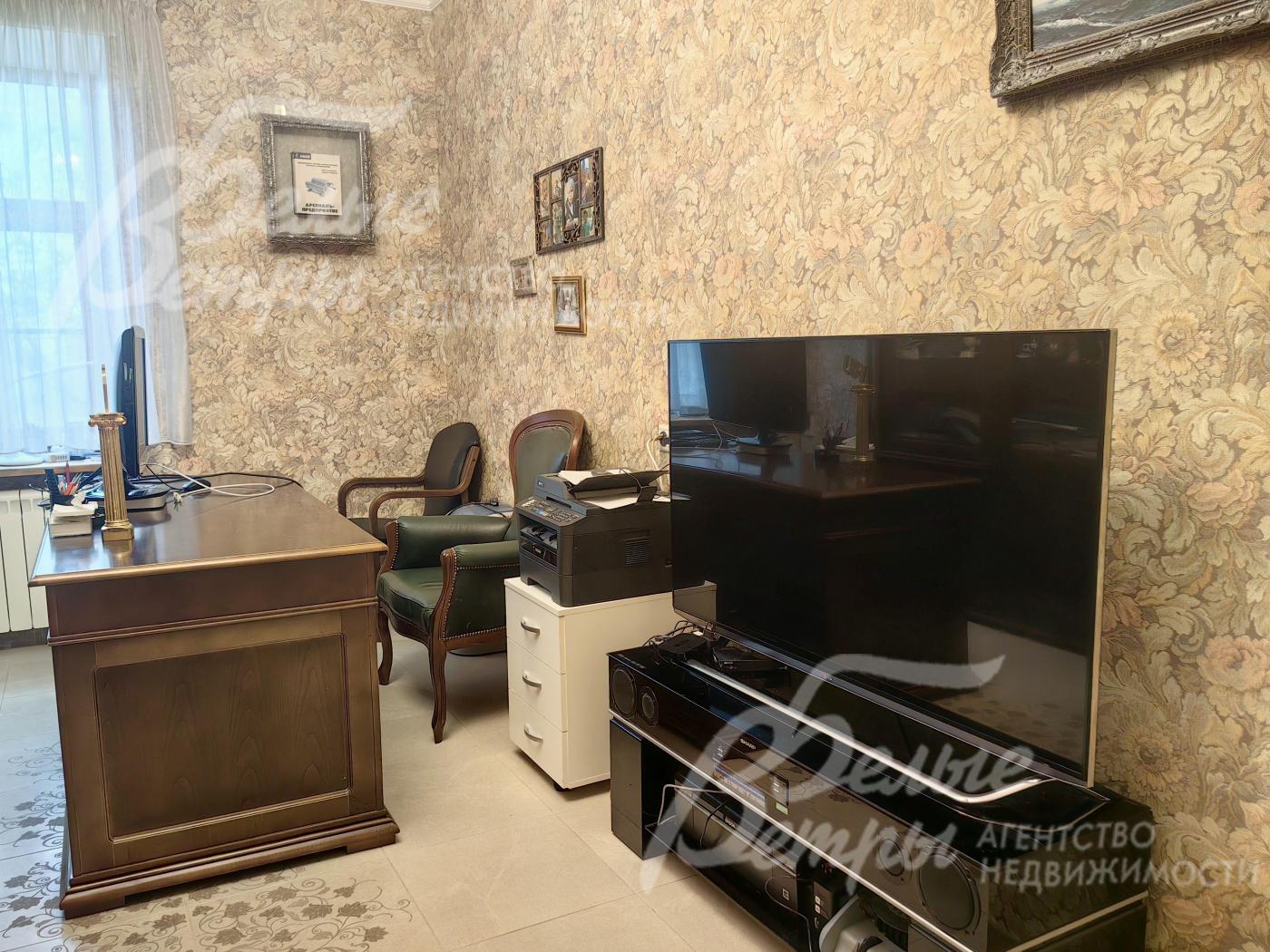 Рабочая зона в кабинете.