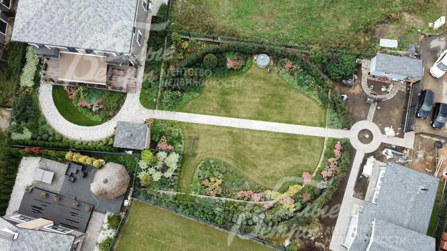 Участок расположен в середине поселка