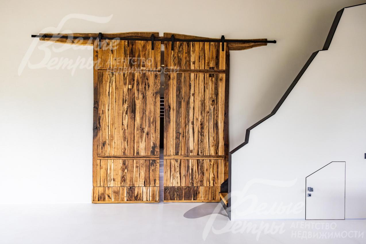 Раздвижные амбарные дубовые двери по индивидуальному проекту.