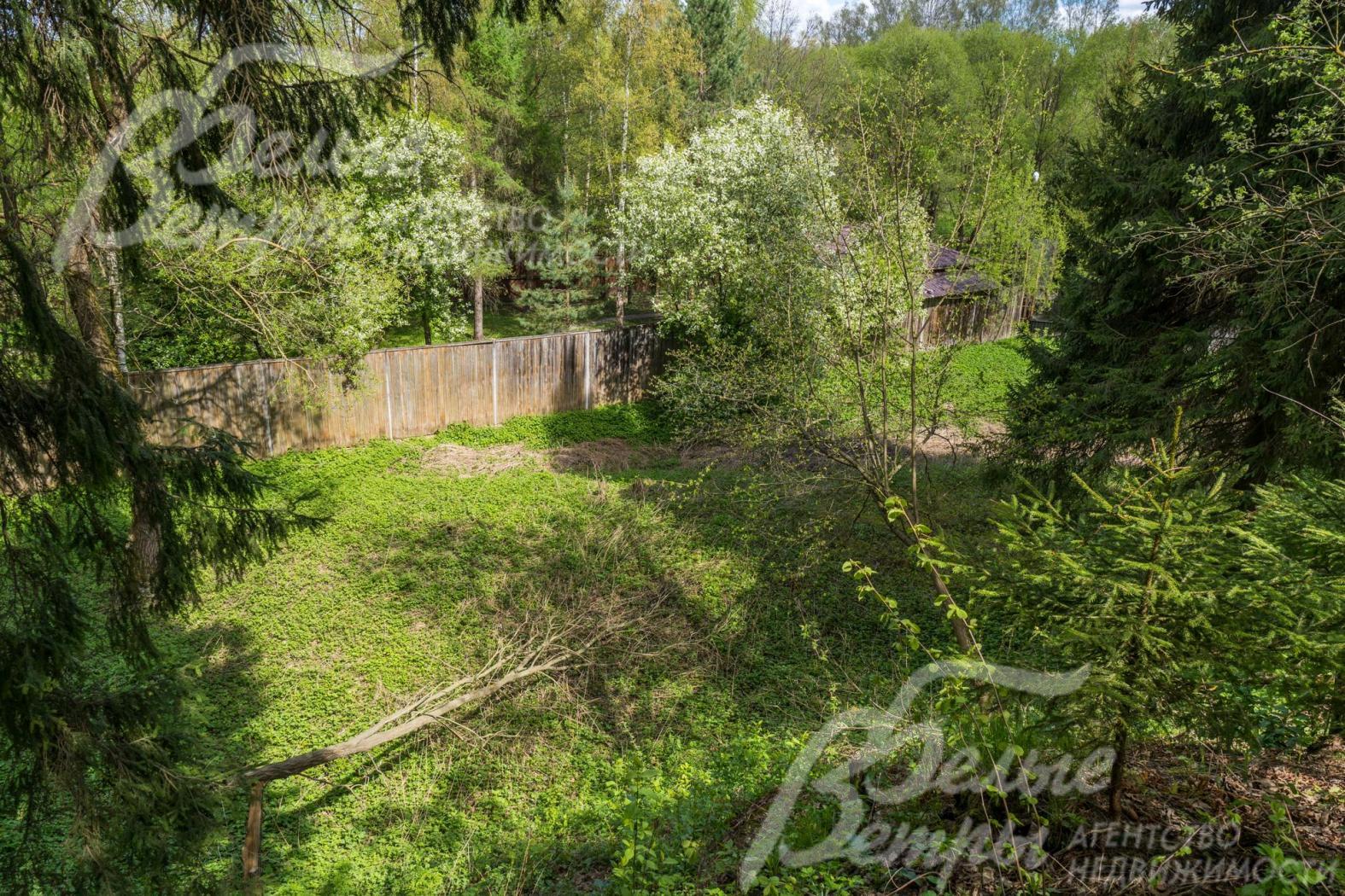 Вид на участок с балкона на втором этаже