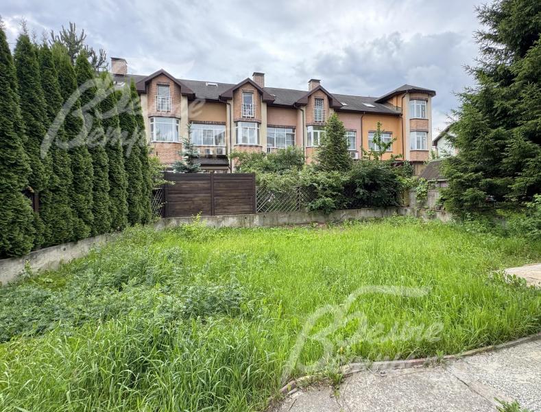 Участок расположен в середине коттеджного посёлка на тихой тупиковой улице