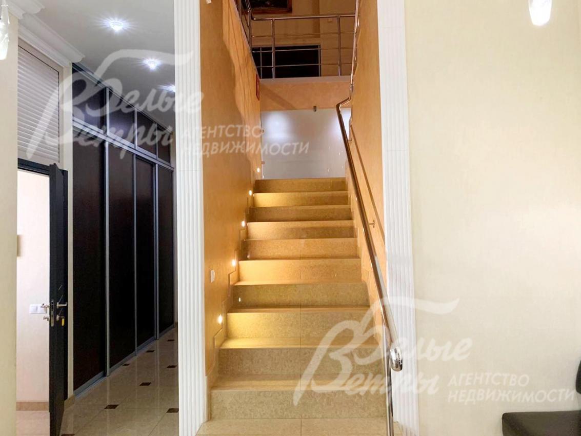 Ступени лестницы отделаны плиткой, с подсветкой