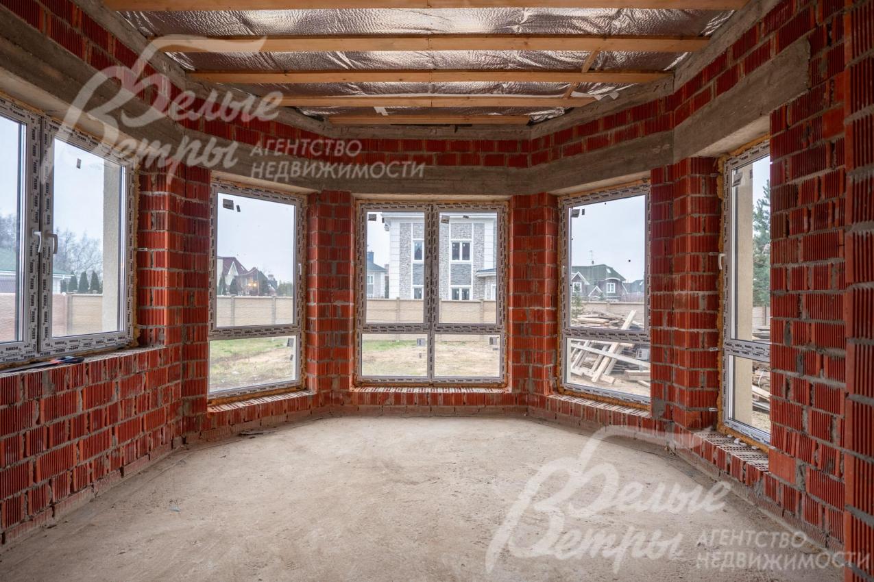 Дом наполнен естественным светом благодаря большому количеству окон