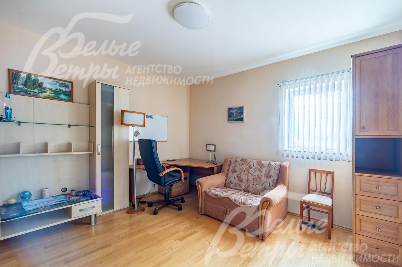 Спальня с рабочим местом.