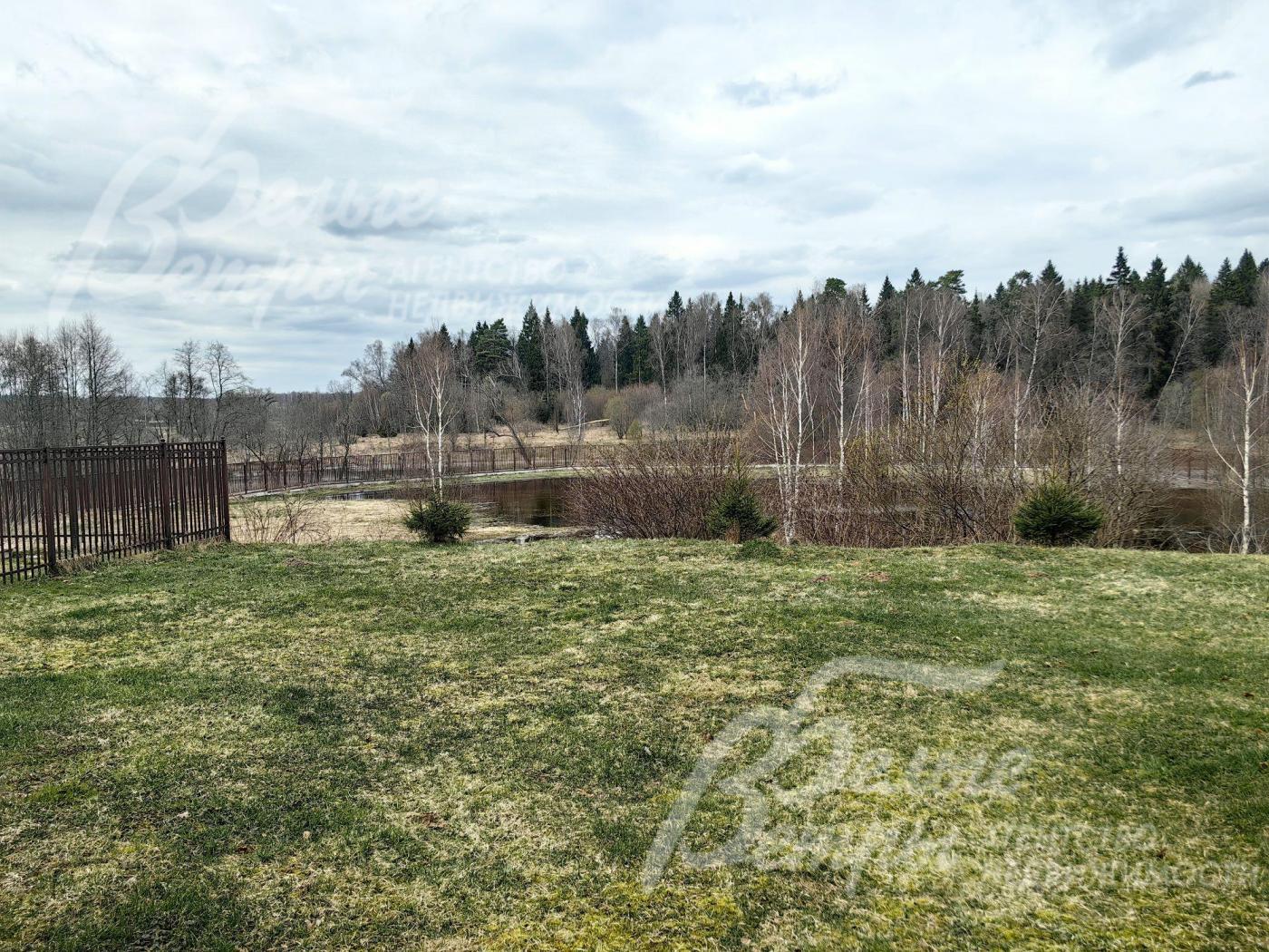 Участок непосредственно граничит с рекой Моча, в 100 м лес.