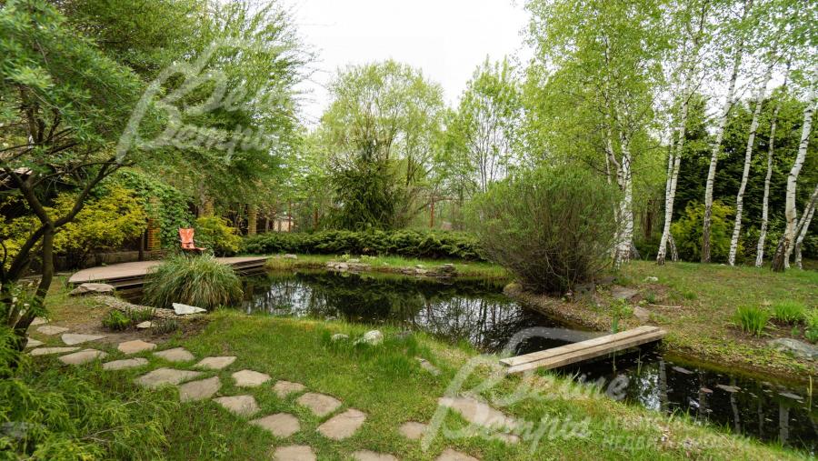 Искусственный пруд с водопадом