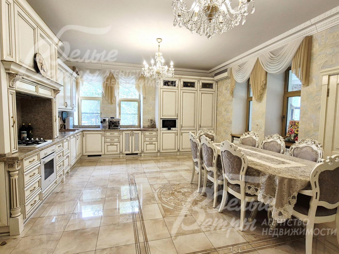 Кухонный гарнитур со встроенной техникой.