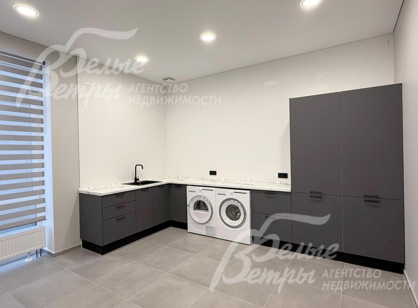 Постирочная оборудована мебелью, стиральной и сушильной машинами