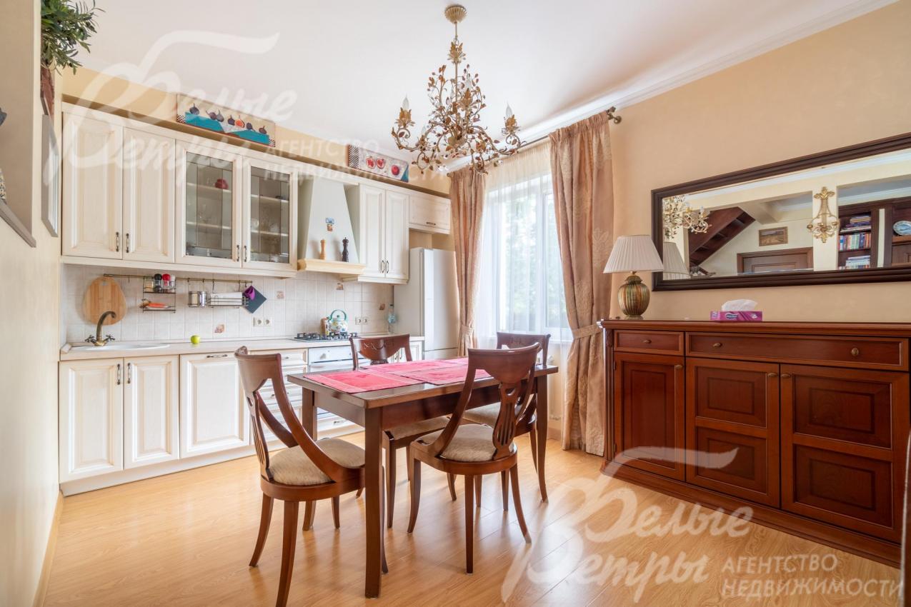 Кухня-столовая с чешским гарнитуром из массива дерева и обеденной группой на 4 персоны