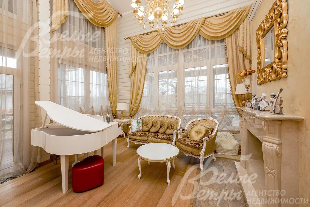 Интерьер дома выполнен в светлых тонах