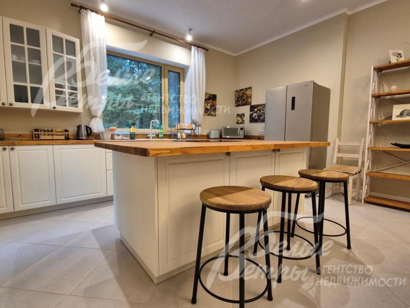 Кухня с островом и встроенной техникой