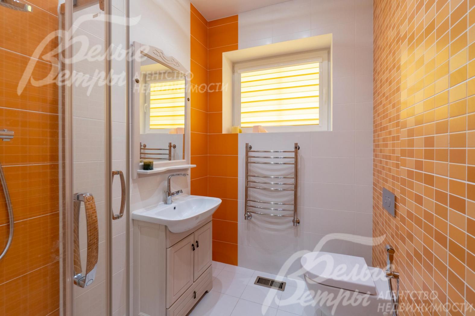 Санузел на втором этаже с душевой, рядом с постирочной