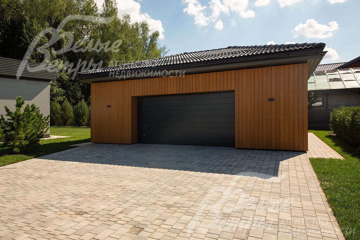 На участке стоит отапливаемый гараж 70 кв.м на 2 автомобиля