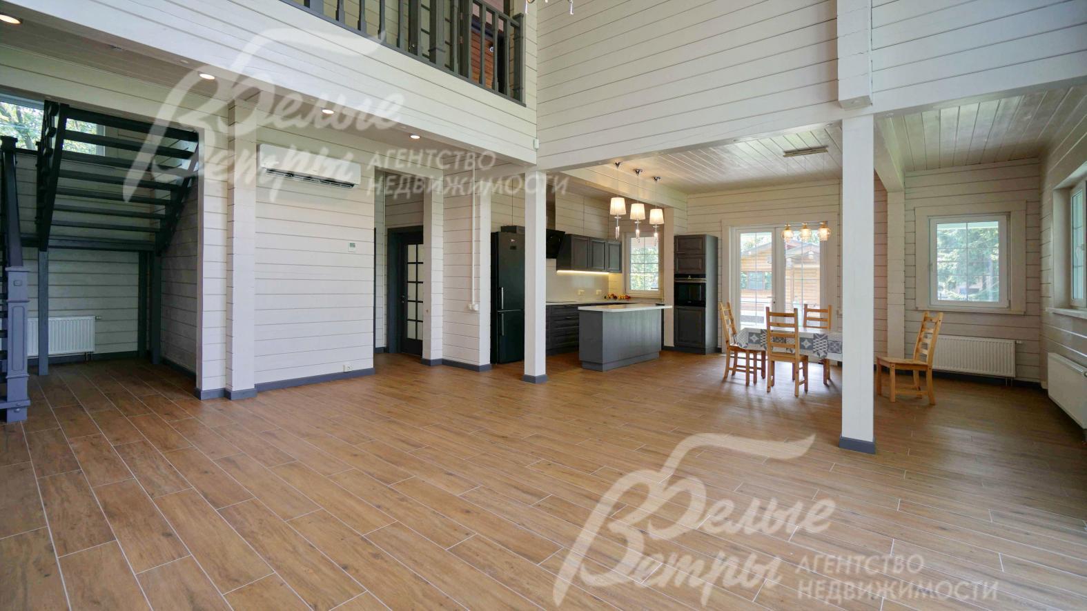 На полу первого этажа, а также в санузлах - плитка под "дерево" с водяным подогревом 