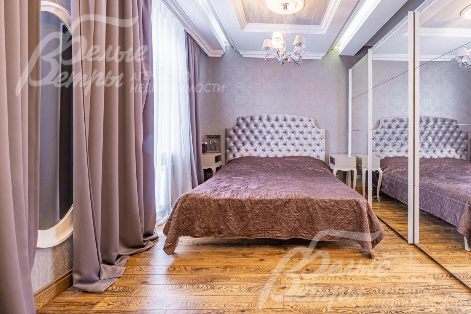 Главная спальня на втором этаже