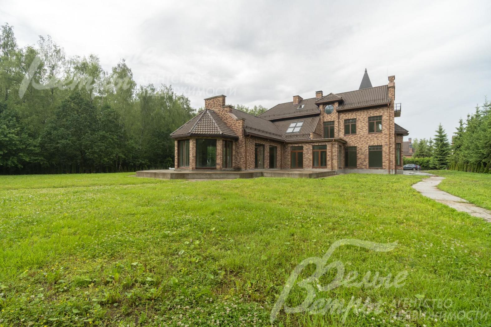 Ровная территория участка позволяет реализовать любой проект ландшафтного дизайна