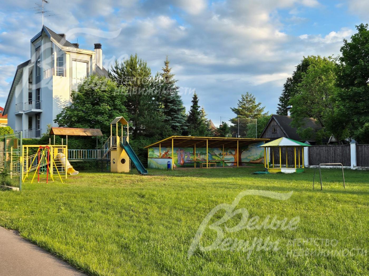 Детская площадка в поселке