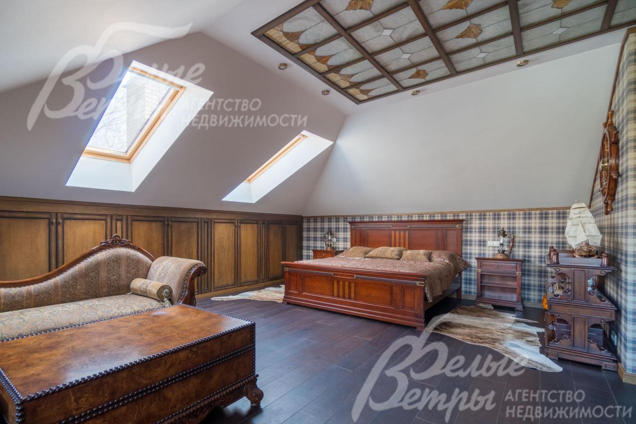 Мансардная спальня с витражом