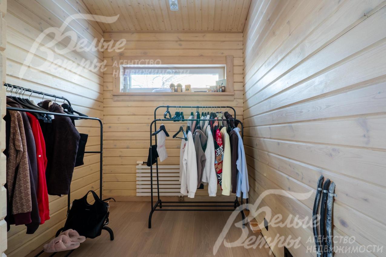 В гардеробной при мастер-спальне установлены напольные вешалки