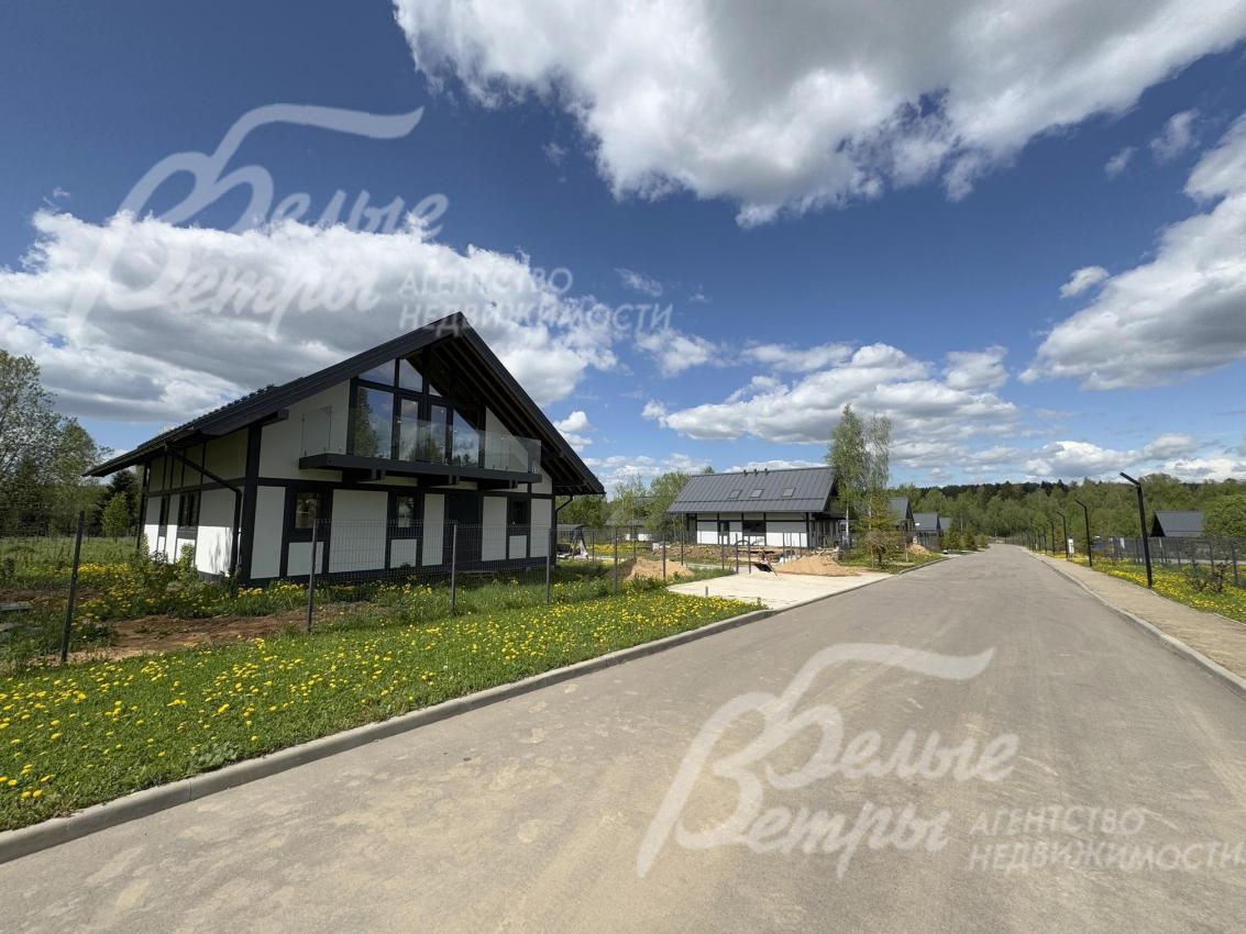 По посёлку проходят широкие асфальтированные дороги, есть пешеходные дорожки, установлены камеры видеонаблюдения