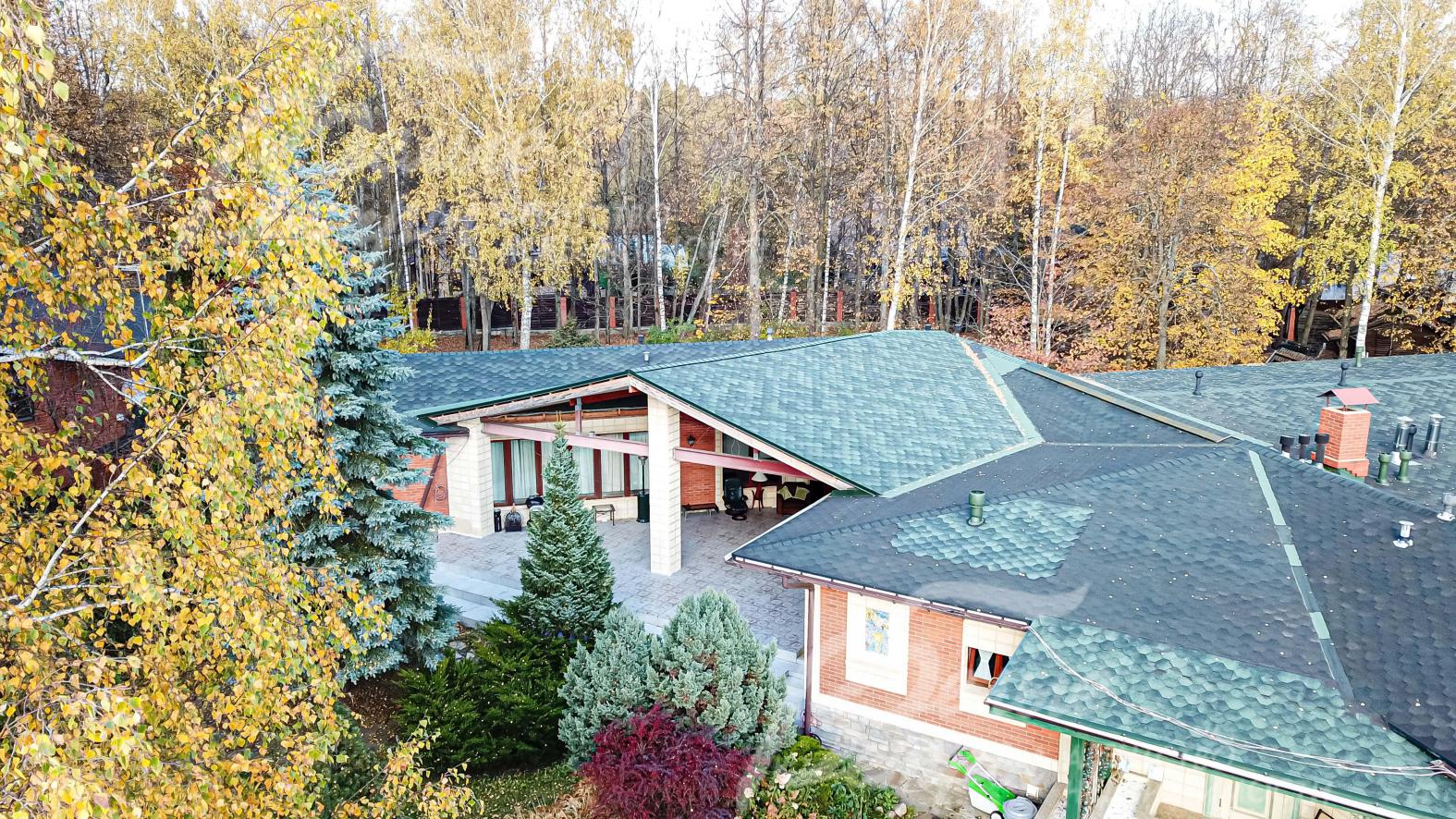 Дом расположен в тихом стародачном поселке на лесном участке в Ботаково