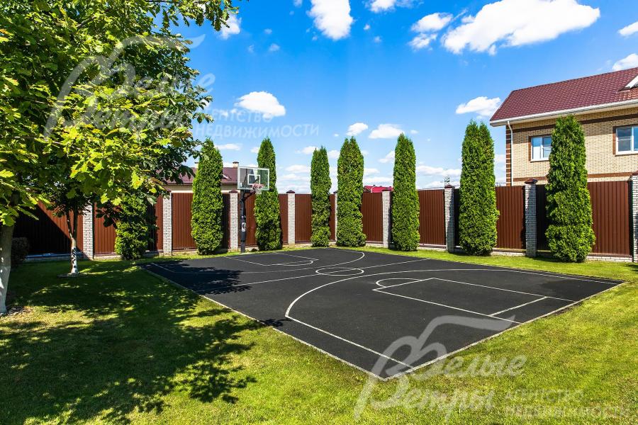 Участок по периметру огорожен забором