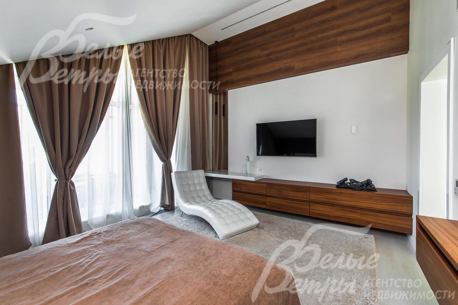 Спальня 21 кв.м с выходом на балкон