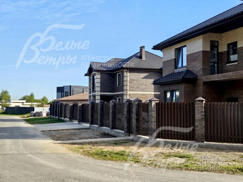 К участку ведёт широкая асфальтированная освещённая дорога