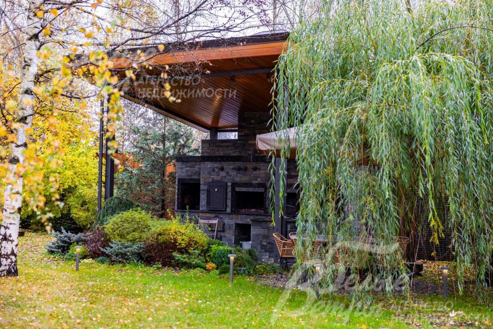 Комплекс барбекю включает в себя мангал, казан-плиту, коптильню, русскую печь и тандыр.