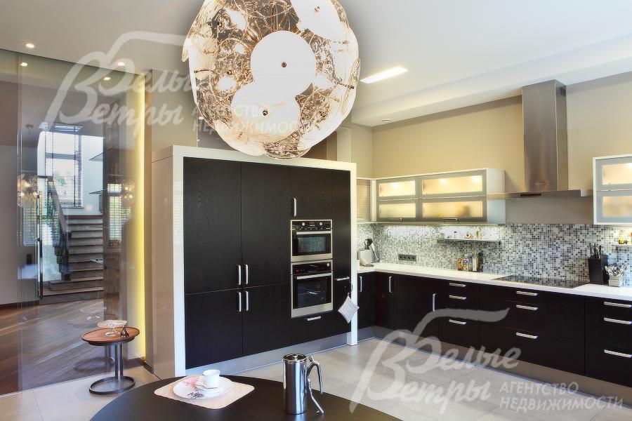 Кухонный гарнитур со встроенной техникой немецкой марки "Miele"