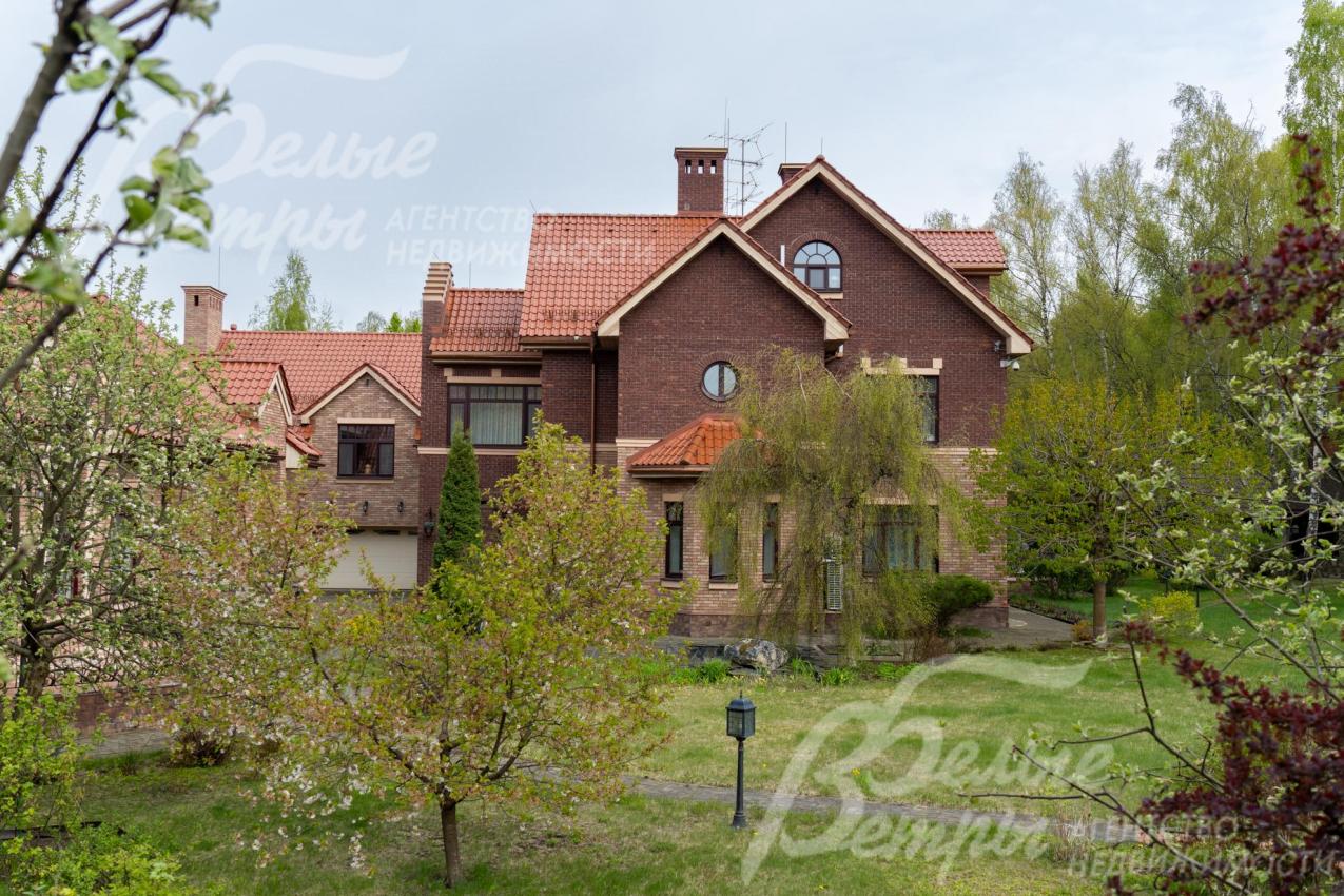 На участке - множество плодовых деревьев и кустарников, клумбы с цветами